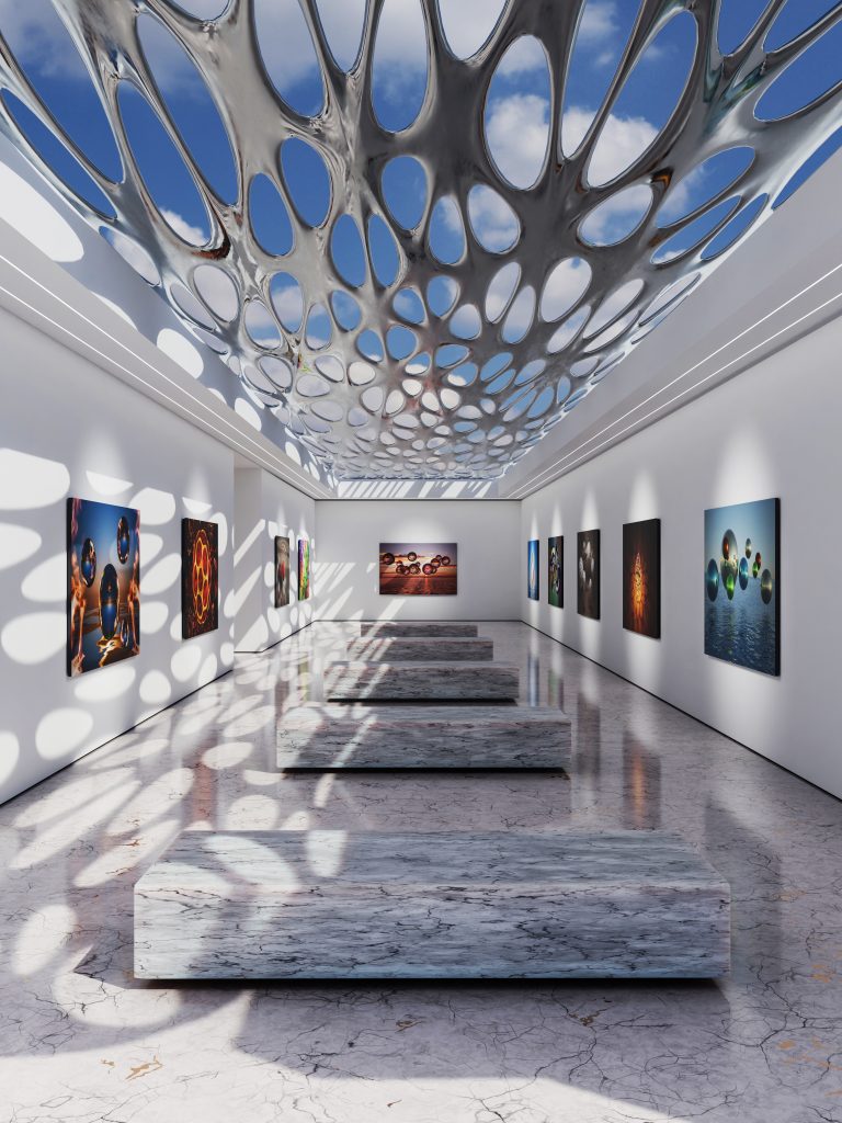 Dans cet espace épuré, l’art prend une dimension monumentale. La galerie s’étire comme une nef contemporaine où les œuvres dialoguent avec l’architecture. Au-dessus, une immense structure organique, inspirée des formes naturelles et des diagrammes de Voronoï, laisse filtrer la lumière du ciel. Les ombres mouvantes se déposent sur les murs et le sol de marbre, transformant le lieu en une œuvre vivante.