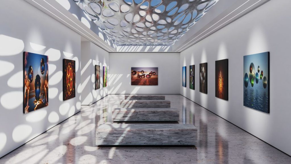 Dans cet espace épuré, l’art prend une dimension monumentale. La galerie s’étire comme une nef contemporaine où les œuvres dialoguent avec l’architecture. Au-dessus, une immense structure organique, inspirée des formes naturelles et des diagrammes de Voronoï, laisse filtrer la lumière du ciel. Les ombres mouvantes se déposent sur les murs et le sol de marbre, transformant le lieu en une œuvre vivante.