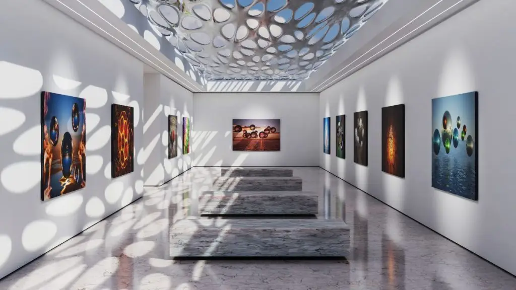 Dans cet espace épuré, l’art prend une dimension monumentale. La galerie s’étire comme une nef contemporaine où les œuvres dialoguent avec l’architecture. Au-dessus, une immense structure organique, inspirée des formes naturelles et des diagrammes de Voronoï, laisse filtrer la lumière du ciel. Les ombres mouvantes se déposent sur les murs et le sol de marbre, transformant le lieu en une œuvre vivante.