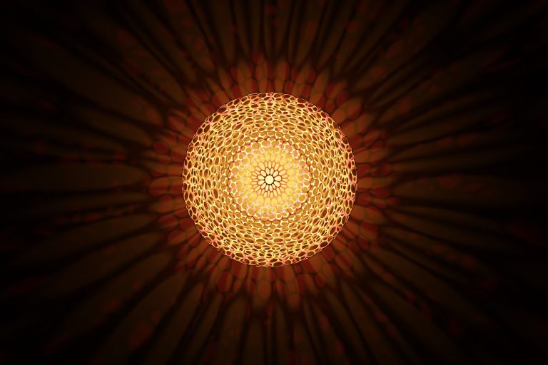 Un luminaire aux formes géométriques audacieuses, illuminant l'espace avec une lumière douce et enveloppante. La structure en treillis crée un jeu d'ombres et de lumières fascinant, créant une ambiance mystérieuse et élégante.