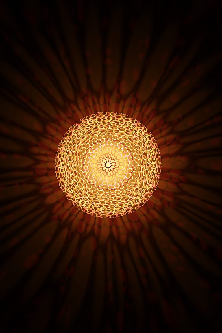Un luminaire aux formes géométriques audacieuses, illuminant l'espace avec une lumière douce et enveloppante. La structure en treillis crée un jeu d'ombres et de lumières fascinant, créant une ambiance mystérieuse et élégante.